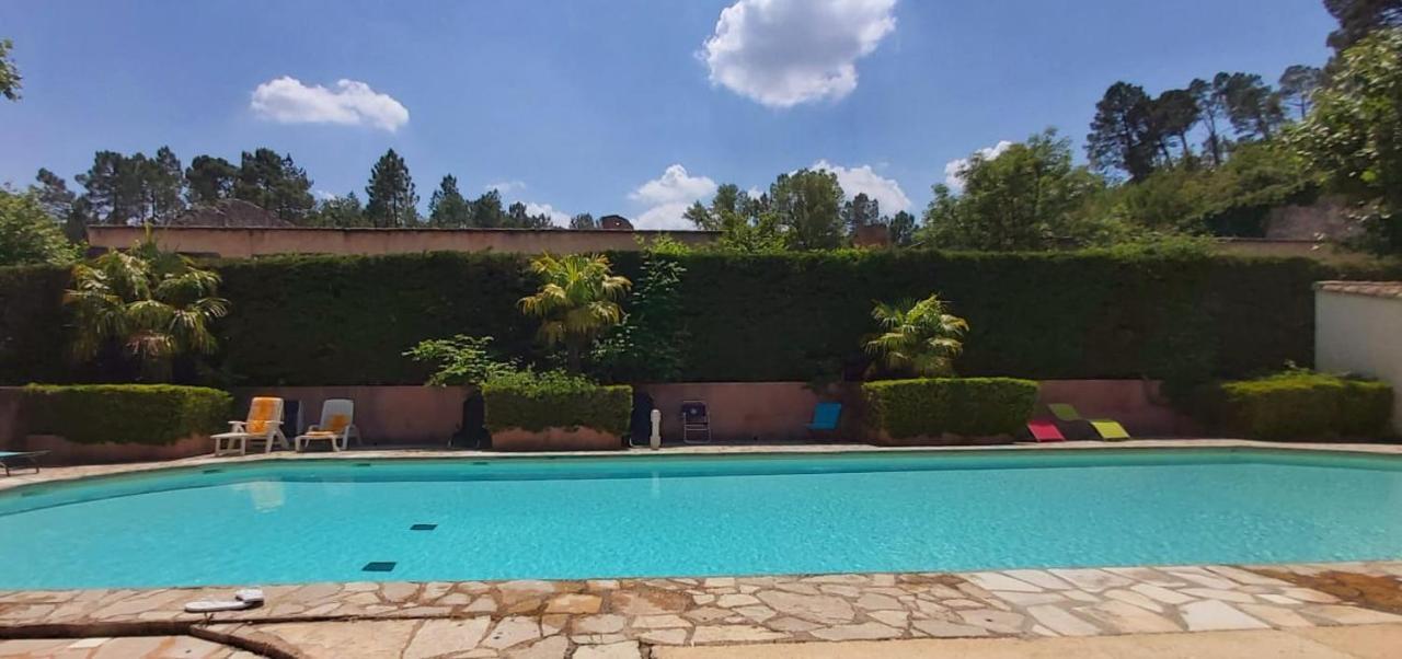 Eblouissant Appartement Au Calme D'Une Residence Avec Piscine Idealement Situe Au Pied Du Colorado Provencal Dans Le Prestigieux Luberon Rustrel Exterior foto